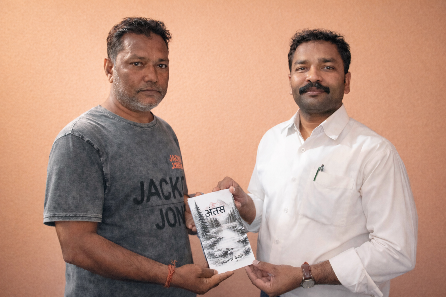 अपनी पुस्तक "अंतस- जरा ठहरिये" की प्रति अजय भैया को भेंट करते हुए, जो हर जरुरत पर एक बड़े भाई की निमित्त खड़े रहे और राह सुझाई