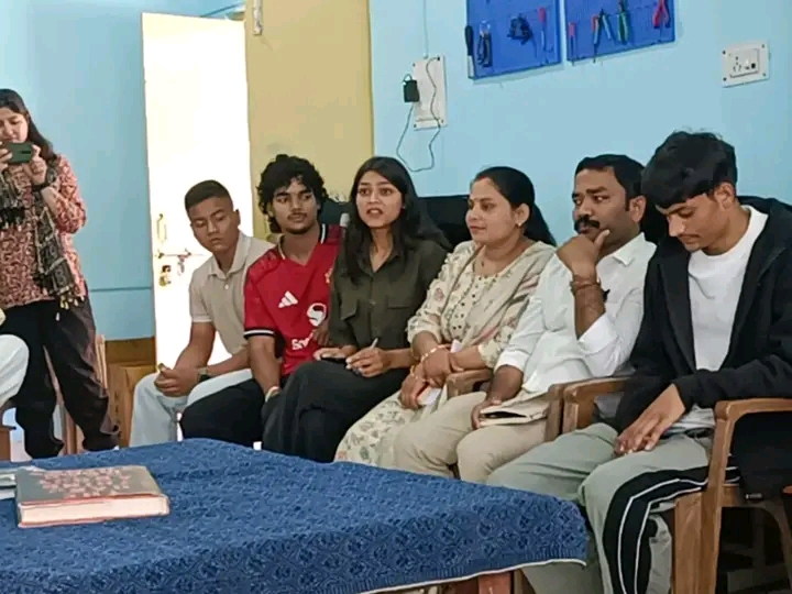 पहाड़ी वोकल्स और विज्ञानशाळा द्वारा आयोजित मासिक पुस्तक परिचर्चा के दौरान, साथ में आरती मैम, LSM कैंपस, पिथौरागढ़