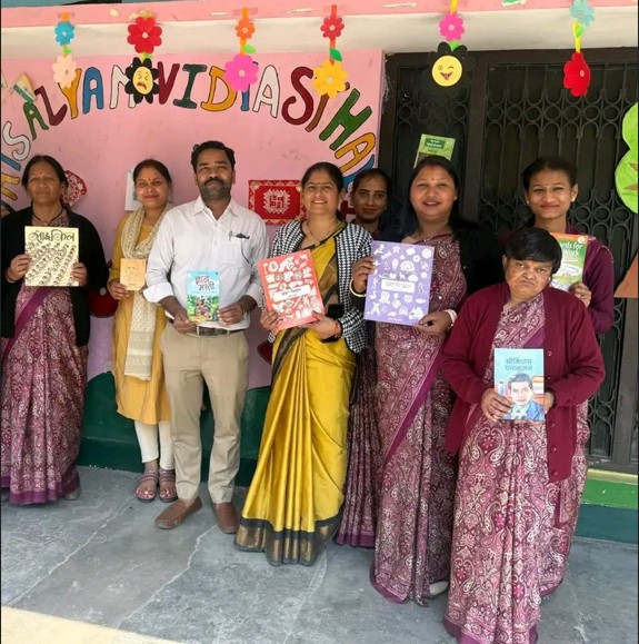 विश्व पुस्तक दिवस के अवसर पर, वात्सल्यम विद्यास्थली को कुछ पुस्तकें भेंट करते हुए, साथ में आदरणीय प्रधानाचार्या महोदया, शैक्षिक स्टाफ और आरती मैम, जाखनी पिथौरागढ़