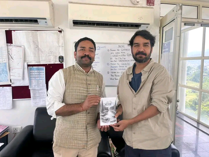 भाव राग ताल नाट्य अकादमी के निदेशक, कैलाश भाई साहब को अपनी पहली पुस्तक "अंतस- जरा ठहरिये" की प्रति भेंट करते हुए, पिथौरागढ़