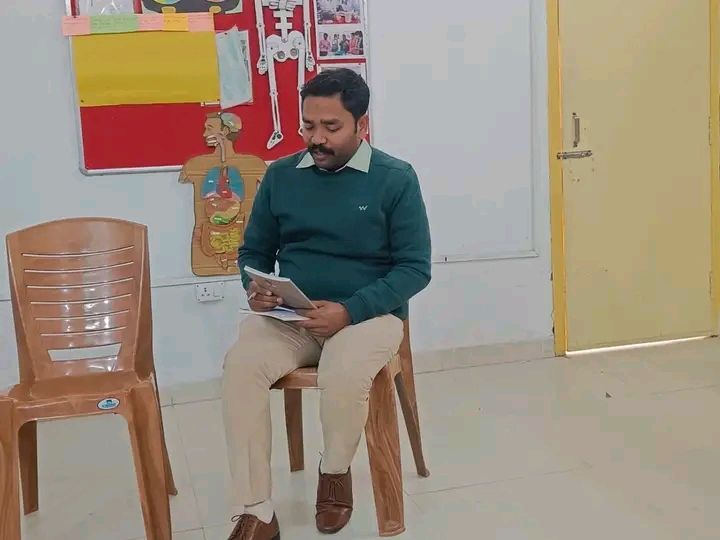 पहाड़ी वोकल्स द्वारा अजीम प्रेमजी फाउंडेशन पिथौरागढ़ के कार्यशाला भवन में आयोजित पुस्तक परिचर्चा में एक पुस्तक पर बात रखते हुए, अप्रैल 2026