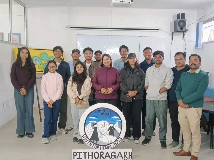 पहाड़ी वोकल्स द्वारा अजीम प्रेमजी फाउंडेशन पिथौरागढ़ के कार्यशाला भवन में आयोजित पुस्तक परिचर्चा में साथी पाठकों के साथ, अप्रैल 2026