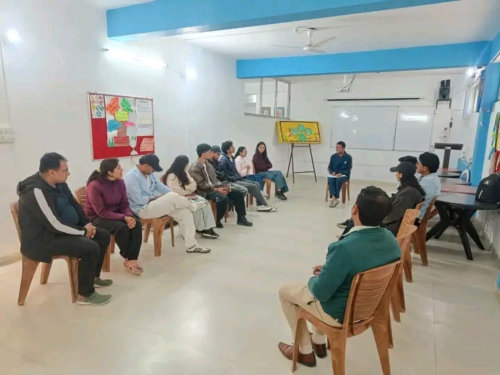 खुशनुमा माहौल में पुस्तकों पर परिचर्चा, पहाड़ी वोकल्स, अजीम प्रेमजी फाउंडेशन, पिथौरागढ़