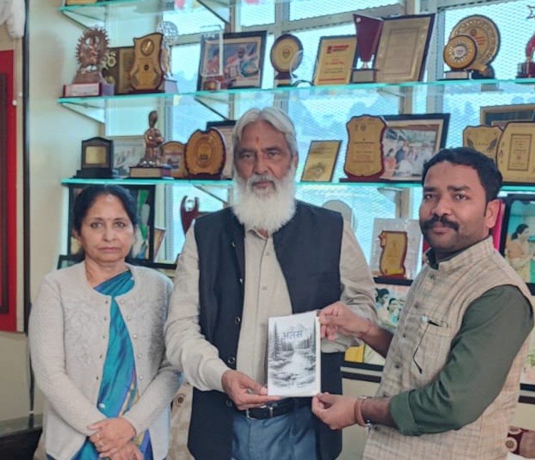 शिक्षा के क्षेत्र में महती योगदान देने वाले आदरणीय डॉ अशोक पन्त सर को अपनी पहली पुस्तक "अंतस- जरा ठहरिए" की प्रति भेंट करते हुए, साथ में  कंचन लता पन्त मैम,  पिथौरागढ़