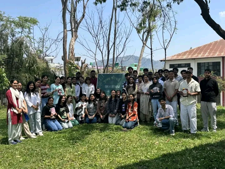 पहाड़ी वोकल्स और विज्ञानशाळा द्वारा आयोजित मासिक पुस्तक परिचर्चा के बाद एक समूह फोटो, LSM कैंपस, पिथौरागढ़