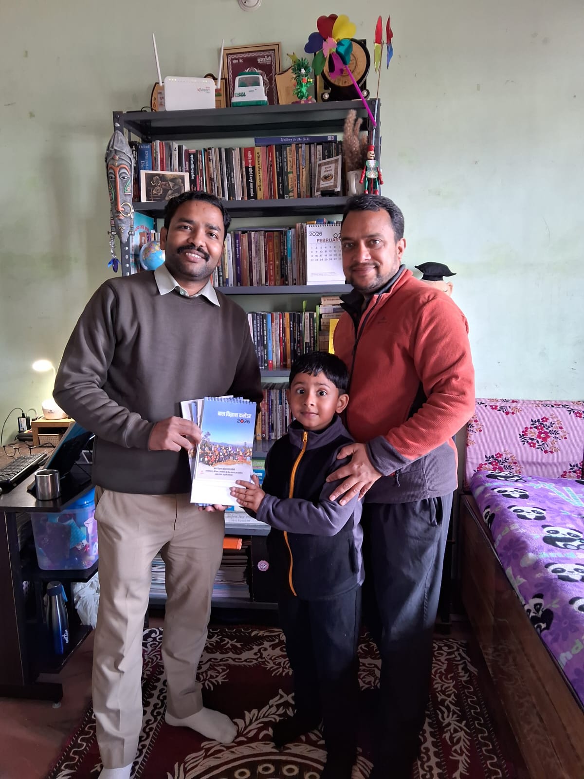 बाल विज्ञान खोजशाळा समिति का कैलंडर सचिव विनोद उप्रेती सर से प्राप्त करते हुए (सवाल करती और संवेदना जगाती कविताओं वाला) साथ में उनका सुपुत्र