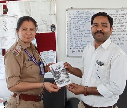 सार्थक चर्चा को प्रोत्साहित करने वाली आदरणीय श्वेता दिगारी मैम को अपनी पहली पुस्तक "अंतस- जरा ठहरिये" की प्रति भेंट करते हुए, पिथौरागढ़ एअरपोर्ट