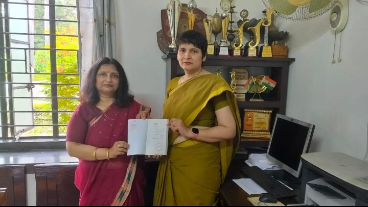 आदरणीय मनीषा सक्सेना मैम द्वारा "अंतस" की प्रति प्रधानाचार्य, कैंपस स्कूल पंतनगर विश्वविद्यालय, श्रीमती प्रियंका भट्ट मैम को भेंट की गई
